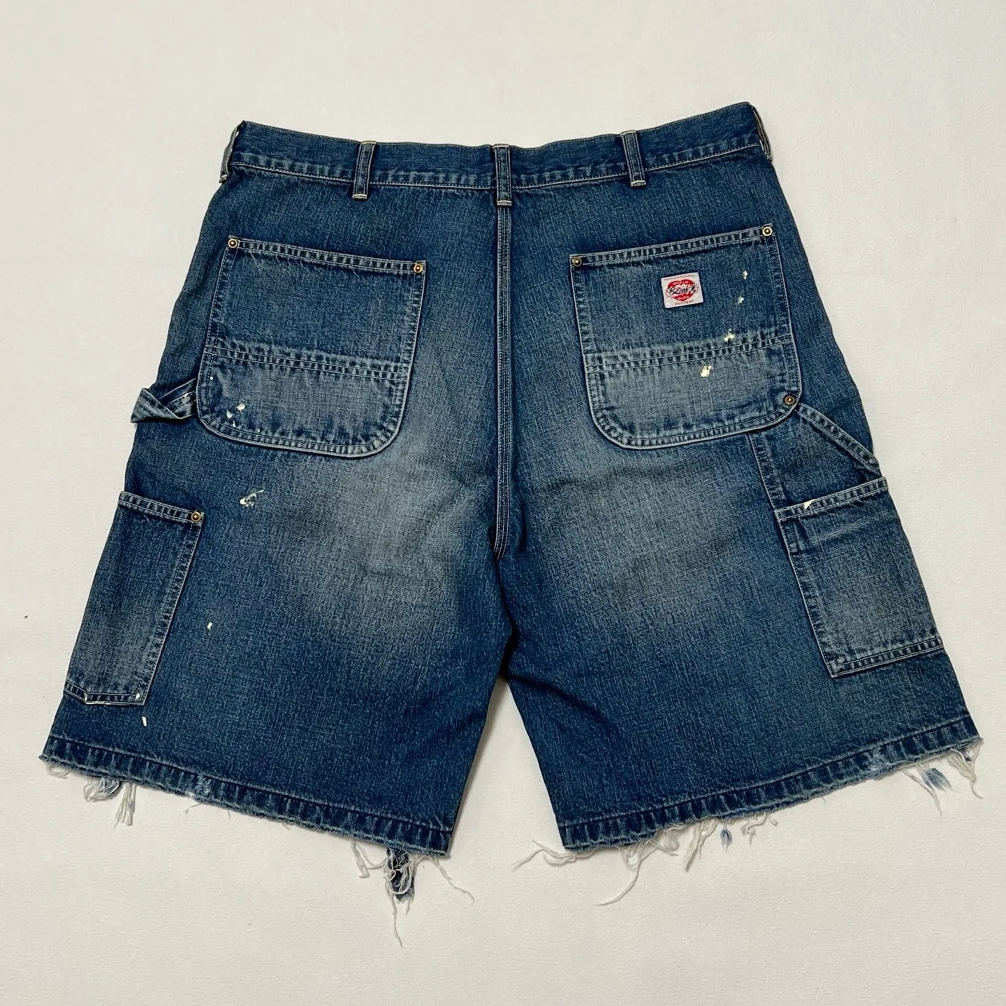 SAINT Mxxxxxx DOUBLE KNEE SHORTS/BLU Knee patches splashed with ink and water-splashed denim shorts. Denim blue S-XL. Custom-woven and dyed denim fabric with clear texture. Heavy-wash water-fading treatment to create local mottled fading/hole effects. Artificial distressing to simulate natural wearing marks. VINTAGE sense. Original consistent damage treatment. Hand-splashed ink and paint. Original consistent wash mark/pocket mark. Double knee patch. Rivet reinforcement. Improve functionality while enhancing design